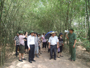 Đoàn công tác tỉnh Hòa Bình thăm di tích lịch sử Củ Chi.